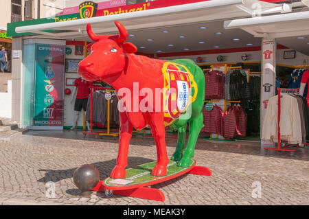 Großes Modell Kuh in den Farben der Portugiesischen Flagge, Vilamoura, Algarve, Portugal gemalt. Stockfoto