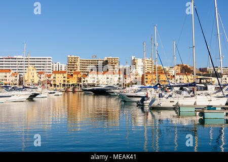 Yachten und kajütboote an der Marina, Vilamoura, Algarve, Portugal. Stockfoto