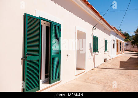 Weiß gekalkte portugiesische Bauernhaus Landhaus mit Rot terracotta Dachziegel in ländlichen Algarve, Portugal. Stockfoto