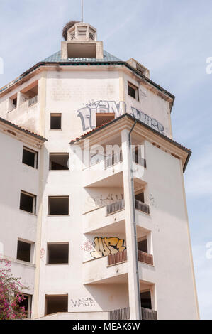 Graffiti an den Wänden außerhalb einer verlassenen Wohnblock, Vilamoura, Algarve, Portugal. Stockfoto