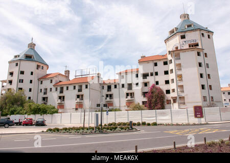 Graffiti an den Wänden außerhalb einer verlassenen Wohnblock, Vilamoura, Algarve, Portugal. Stockfoto