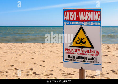 Anmelden Warnung Besucher, es gibt keine Rettungsschwimmer im Dienst und das Meer kann gefährlich sein, Vilamoura, Algarve, Portugal. Stockfoto