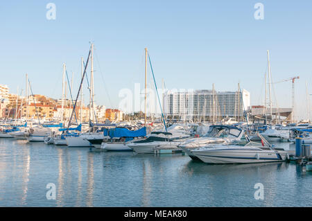 Yachten und kajütboote an der Marina, Vilamoura, Algarve, Portugal. Stockfoto