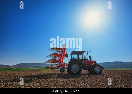 Bauer im Traktor vorbereiten Ackerland mit Saatgut für das nächste Jahr Stockfoto