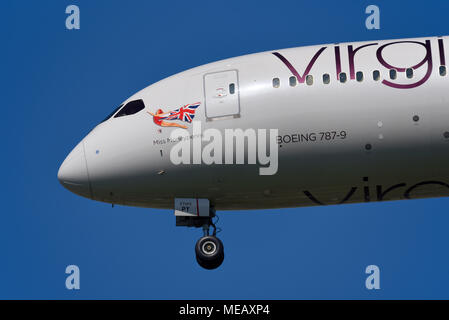 Virgin Atlantic Boeing 787 Dreamliner Jet-Flugzeug landet am Flughafen London Heathrow, Großbritannien, in blauem Himmel. Genannt Miss Moneypenny Stockfoto