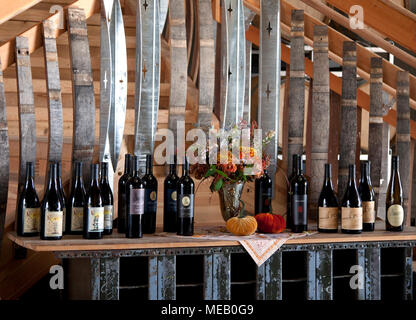 Anzeige von Immobilien - Weine im Verkostungsraum der Ladyhill Winery, St. Paul, Minnesota. Stockfoto