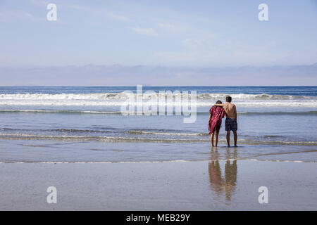 Unbeschwerte junge Paar Ausgabe Zeit zusammen von einem Strand. Stockfoto