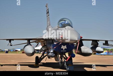 Eine Luftwaffe Viper/F-16 Fighting Falcon auf der Landebahn von Columbus Air Force Base. Dieser F-16 gehört zu den South Carolina Air National Guard. Stockfoto