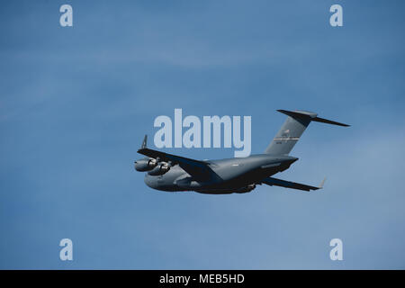 Eine C-17 Globemaster III der 445th Airlift Wing zugeordnet fliegt über den Ohio River in Louisville, Kentucky, während Thunder über Louisville 2018 am 21. April 2018. Der Donner über Louisville Air Show in diesem Jahr schätzungsweise mehr als 500.000 Zuschauer zu ziehen, begann 1992 und dient als der jährliche Start in das Kentucky Derby Festival. Der C-17 ist einer von 31 Flugzeugen beteiligt. (U.S. Air Force Foto von 2 Lt Kaleb Wanzer) Stockfoto