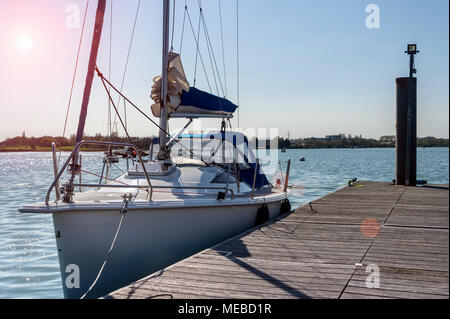 Moderne Segelyacht günstig auf einem privaten Ponton in Portsmouth Harbour Stockfoto