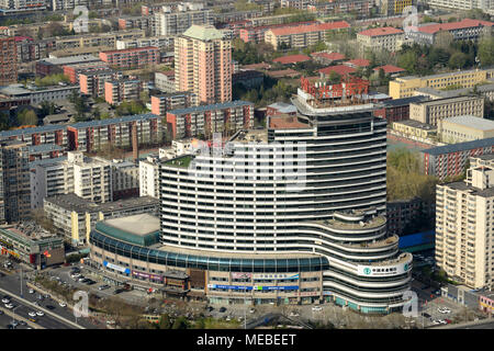 Bürogebäude auf einer Kreuzung in der Nähe des China Central Television Tower, Peking, China Stockfoto