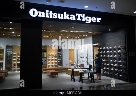 CHIANG MAI, Thailand - 19 april 2018: Onitsuka Tiger Shop. Shop im Central Festival Chiangmai. Moderne Business Plaza in Chiangmai. Stockfoto