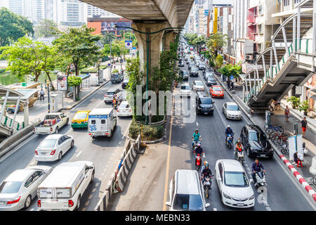 Viel Verkehr auf der Sukhumvit Road, Bangkok, Thailand Stockfoto