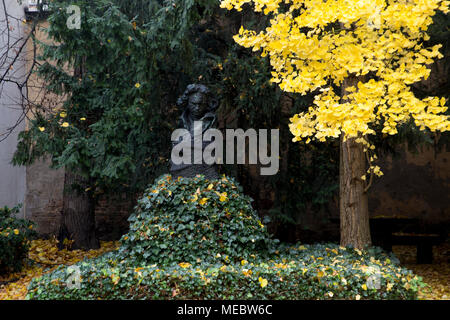 Statue von Ludwig van Beethoven auf dem Beethoven Haus Räumlichkeiten, das Geburtshaus des großen Komponisten, Bonn, Nordrhein-Westfalen, Deutschland. Stockfoto