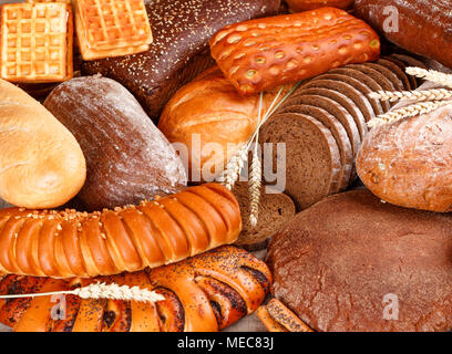 Frisch gebackene Roggen und Weizen Brot auf dem Tisch. Ganze und aufgeschnittene Brote. Essen Konzept. Selektiver Fokus Stockfoto