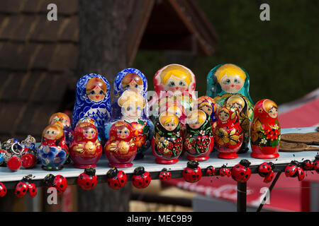 Souvenirs und Puppen stehen in mehreren Reihen auf den Regalen Stockfoto