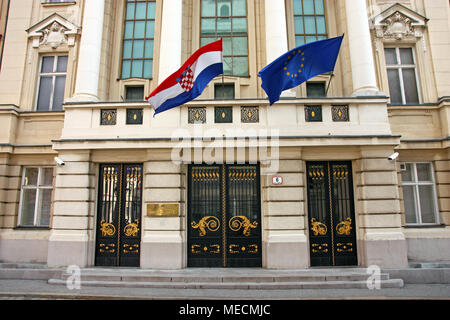 Eintritt in das kroatische Parlament mit Fahnen der Europäischen Union und Kroatien Stockfoto