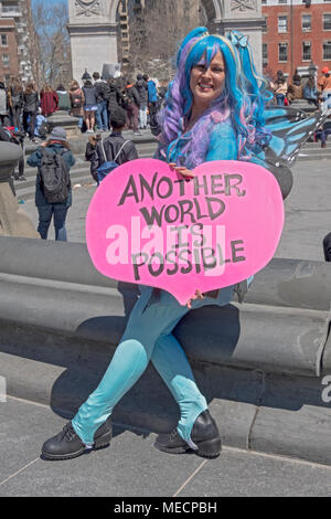 Marni Halasa Holding ein optimistisches Zeichen an der Nationalen Schulen Arbeitsniederlegung Teens student Kundgebung in Washington Square Park in New York City. Stockfoto