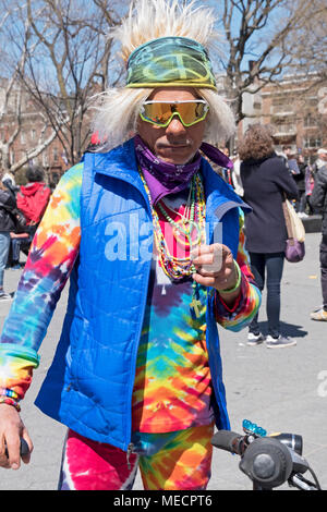 Stellen Portrait von ein exzentrischer New Yorker mit Krawatte starb Kleidung und eine scheinbare Perücke. Im Washington Square Park in Greenwich Village, New York City. Stockfoto