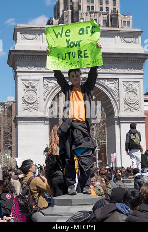 Ein Student mit einem WIR SIND IHRE ZUKUNFT in der Nationalen Schulen Arbeitsniederlegung Kundgebung in Washington Square Park in New York City. Stockfoto