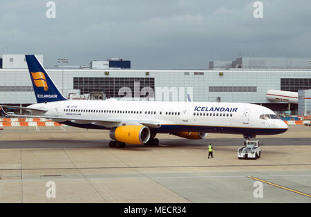 Der Flughafen London Gatwick, Surrey, Großbritannien. 2018. Schlepper durch Drücken einer Icelandair Boeing757-200 Passenger Jet auf dem Rollfeld Stockfoto