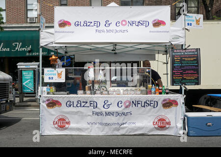 Frische minti Donuts zum Verkauf an einer Straße Messe auf die Eighth Avenue in Chelsea, New York City. Stockfoto