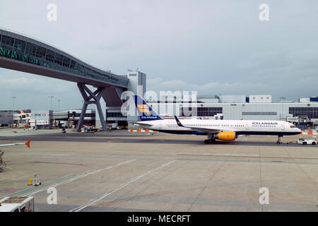 Der Flughafen London Gatwick, Surrey, Großbritannien 2018. Passagier airbridge, Ebenen weiter unten und Fahrgäste Kreuz von den Klemmen oben groun Stockfoto