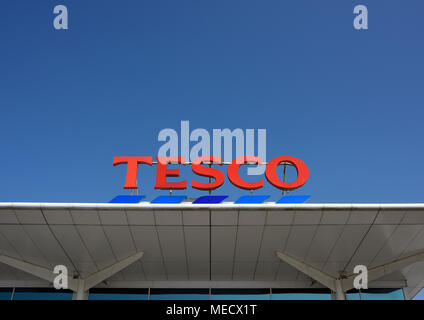 Tesco Supermarket-Logo auf weißem Dachblech auf tesco Store in strahlendem Sonnenschein und klarem blauen Himmel ohne Wolken in Bury lancashire uk montiert Stockfoto