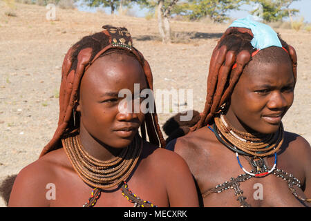 Himba Volk, Namibia - 2 Frau im Dorf Stockfoto