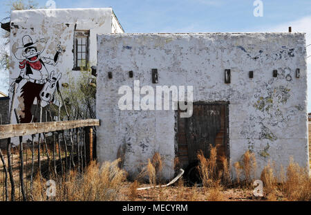 Verblasste Wandmalereien im ehemaligen Howdy Hank Trading Post sichtbar auf der Route 66 in Joseph City, Arizona. Das Gebäude wurde später als Feed Store verwendet. Stockfoto