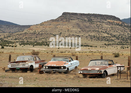 Rost Oldtimer in einem Feld aus alten Route 66 in der Nähe von San Fidel, New Mexico sitzen. Stockfoto