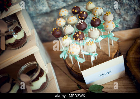 Arrangiert kuchen Pop in süßen Bar auf einem hochzeitstisch Stockfoto