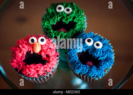 Frisch gebackene Monster Cupcakes Stockfoto