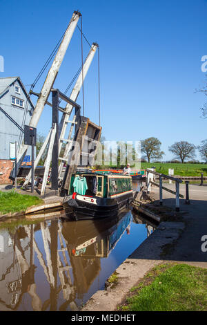 Schmalen Boot durch die hubbrücke im Cheshire Dorf Wrenbury auf der Llangollen Zweig der Shropshire Union Canal Stockfoto