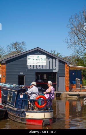 Männer und Frauen bereiten die Cheshire Dorf Wrenbury auf der Llangollen Zweig der Shropshire Union Canal an Bord ihrer schmalen Boote zu verlassen Stockfoto