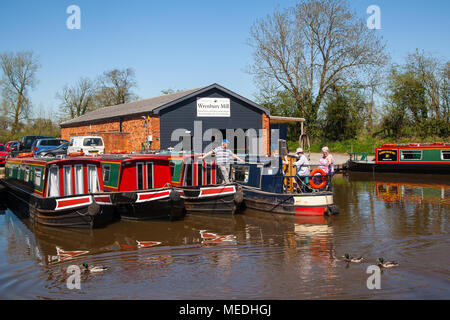 Männer und Frauen bereiten die Cheshire Dorf Wrenbury auf der Llangollen Zweig der Shropshire Union Canal an Bord ihrer schmalen Boote zu verlassen Stockfoto