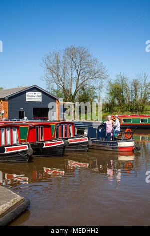 Männer und Frauen bereiten die Cheshire Dorf Wrenbury auf der Llangollen Zweig der Shropshire Union Canal an Bord ihrer schmalen Boote zu verlassen Stockfoto