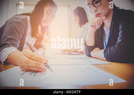 Team-Arbeit-Prozess. junges Unternehmen Manager Mannschaft arbeitet mit neuen Startprojekt. Tablet auf Holztisch, Tastatur, SMS-Nachricht eingeben, analysieren grap Stockfoto