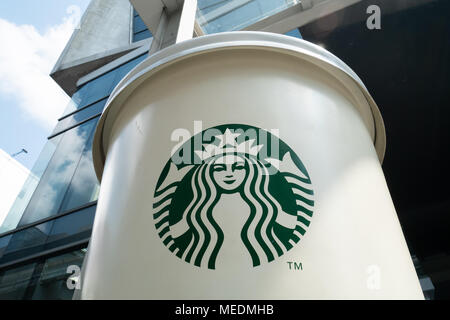 Bangkok, Thailand - 20. April 2018: Starbucks Kaffee Logo vor dem Laden. Stockfoto