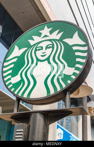 Zeichen außerhalb Starbucks Coffee Shop, Sukhumvit Road, Bangkok, Thailand Stockfoto
