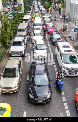 Viel Verkehr auf der Sukhumvit Road, Bangkok, Thailand Stockfoto