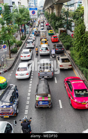 Viel Verkehr auf der Sukhumvit Road, Bangkok, Thailand Stockfoto