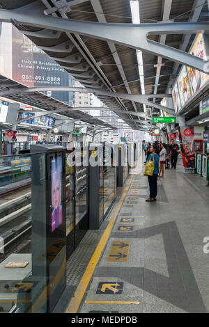 Menschen auf der Plattform für die Skytrain station Phrom Phrong, Bangkok, Thailand warten Stockfoto
