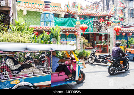 Tuk Tuk mit der Aushandlung von seinen Weg durch die Gassen von Chinatown, Bangkok, Thailand Stockfoto
