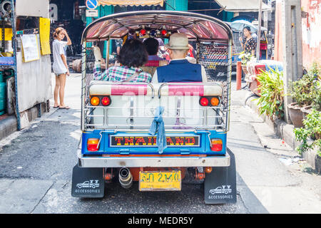 Tuk Tuk mit Passagieren verhandelt seinen Weg durch die Gassen von Chinatown, Bangkok, Thailand Stockfoto