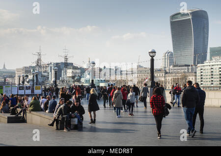 Brummen Thames Path auf einem hellen, sonnigen Tag, mit der HMS Belfast und 20 Fenchurch Street (Walkie-Talkie) im Hintergrund - London, Großbritannien Stockfoto