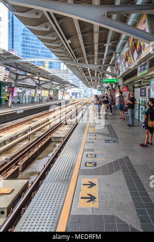 Menschen auf der Plattform für die Skytrain Nana Station, Bangkok, Thailand Stockfoto