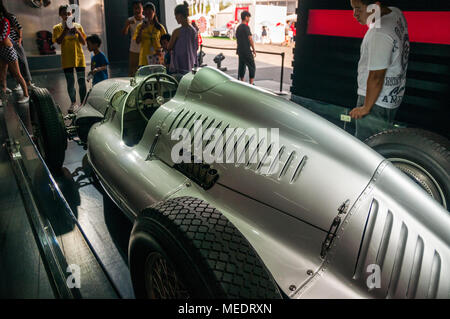 Chinesische Besucher die Prüfung des Auto Union Typ D 1938 Grand Prix Wagen an einem Audi Sport Event auf dem Shanghai International Circuit. Stockfoto