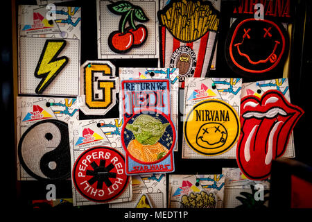 Bestickte vintage Metal Rock Punk Indie Musik Band Nähen Bügeleisen auf Patches auf dem Display in Großbritannien einschließlich, Red Hot Chili Peppers, Nirvana, Rolling Stone Stockfoto