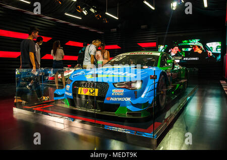 Chinesische Besucher die Prüfung eines Audi RS 5 DTM-Rennen Auto an einem Audi Sport Event auf dem Shanghai International Circuit. Stockfoto